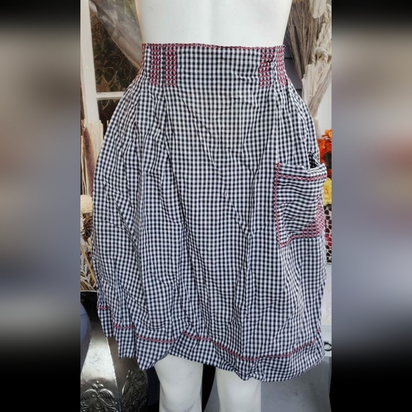 Vtg 3 Aprons Bundle/Vtg Fall Aprons/Black Gingham Apron/ 2 with Pockets - Picture 5 of 10